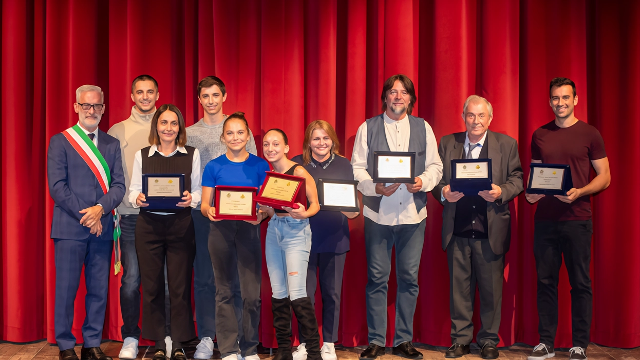La cerimonia ufficiale al teatro comunale con tutti i premiati con la benemerenza civica La cerimonia ufficiale al teatro comunale con tutti i premiati con la benemerenza civica