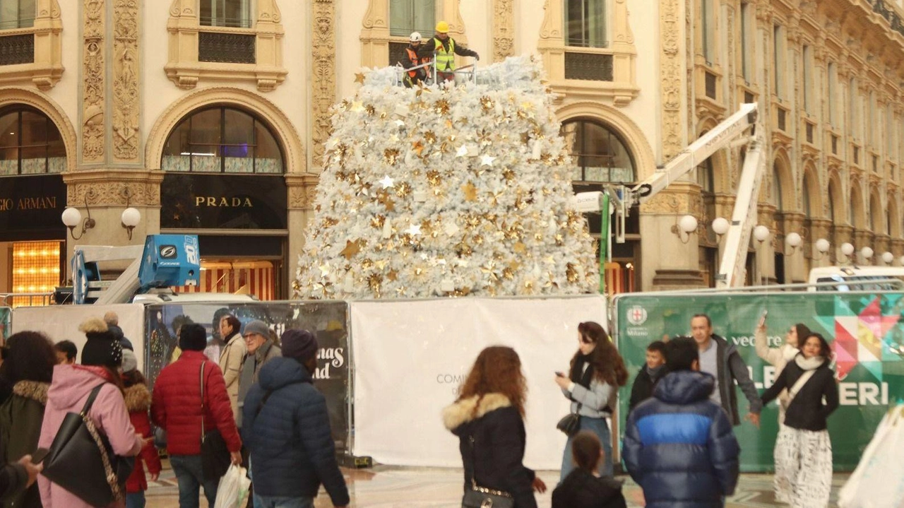 Lavori in corso per l’allestimento dell’albero di Natale “griffato“ Dior in Galleria