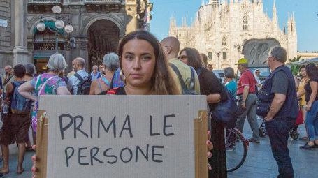 A sinistra una manifestazione pro-migranti nei pressi di Piazza Duomo A sinistra una manifestazione pro-migranti nei pressi di Piazza Duomo