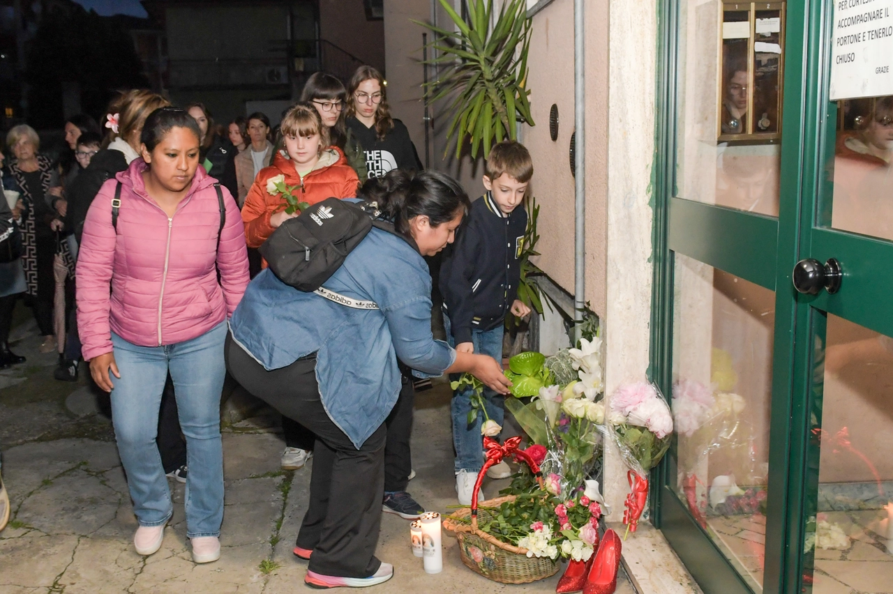 Un mare di fiori sono stati lasciati davanti al portone dove risiedeva Amina con la figlia