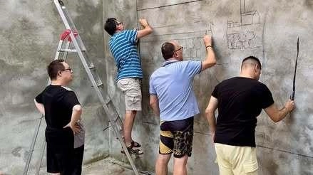 PIZZIGHETTONE (Cremona) Un murales, nel segno della migliore “street art” per raccontare la bellezza di Pizzighettone. È l’opera che stanno realizzando...