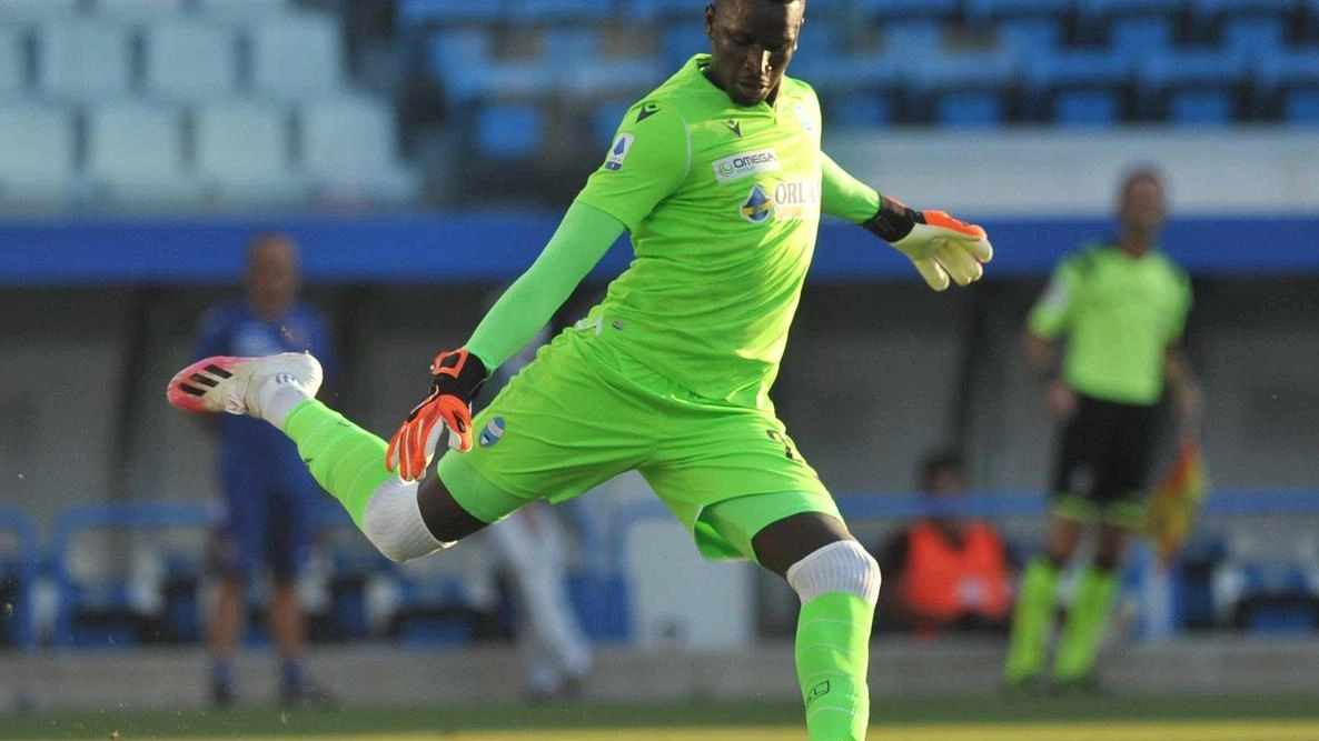 Il terzino italo-marocchino protagonista delle ultime due stagioni col baby Diavolo. Intanto il direttore sportivo cerca di chiudere per l’esperto portiere ex Juve Stabia. Al momento restano in stand by Besaggio, Galazzi e Lezzerini, reduci del Brescia.