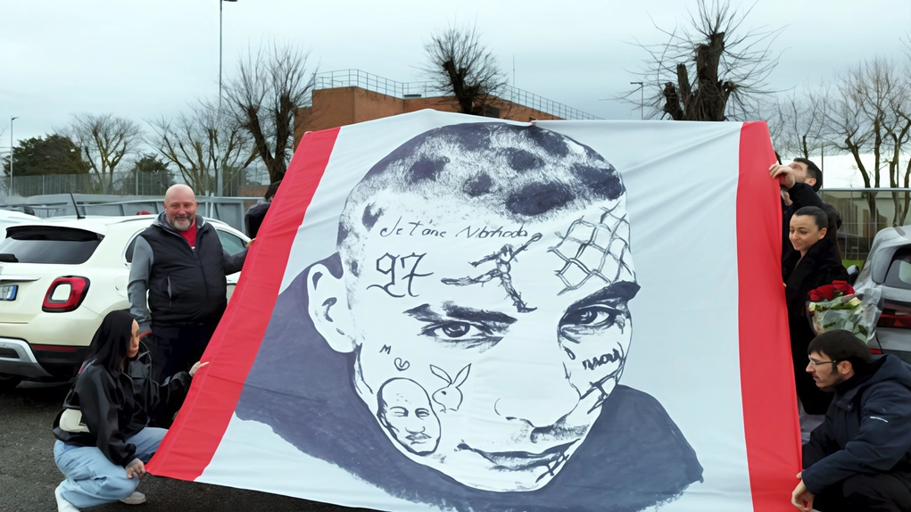 Lo striscione esposto ieri davanti al carcere da papà Roberto e dai suoi amici Lo striscione esposto ieri davanti al carcere da papà Roberto e dai suoi amici