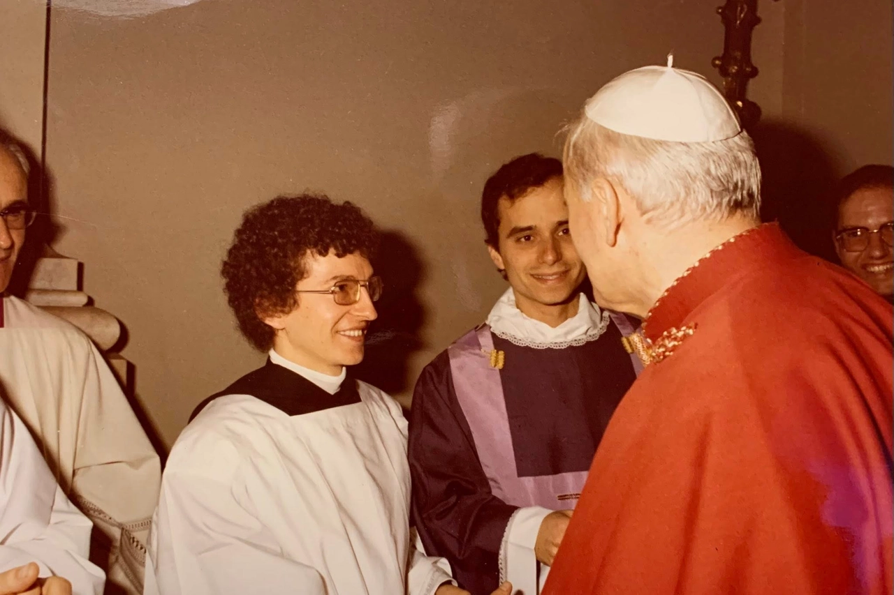 Un giovanissimo Robert Francis Prevost, insieme a Padre Lenzi e Giovanni Paolo II (Immagine dal gruppo Facebook del Santuario di Santa Rita Milano)