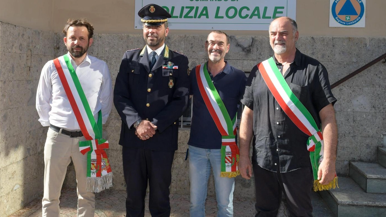 Da sinistra Michele Avola (sindaco di Bellinzago), il comandante Salvatore Guzzardo, Lorenzo Fucci (Liscate) e Angelo Caterina (Pozzuolo) Da sinistra Michele Avola (sindaco di Bellinzago), il comandante Salvatore Guzzardo, Lorenzo Fucci (Liscate) e Angelo Caterina (Pozzuolo)