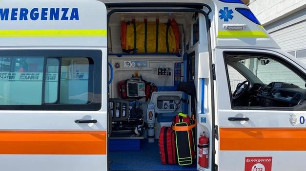 Un mezzo di soccorso (archivio) Un mezzo di soccorso (archivio)