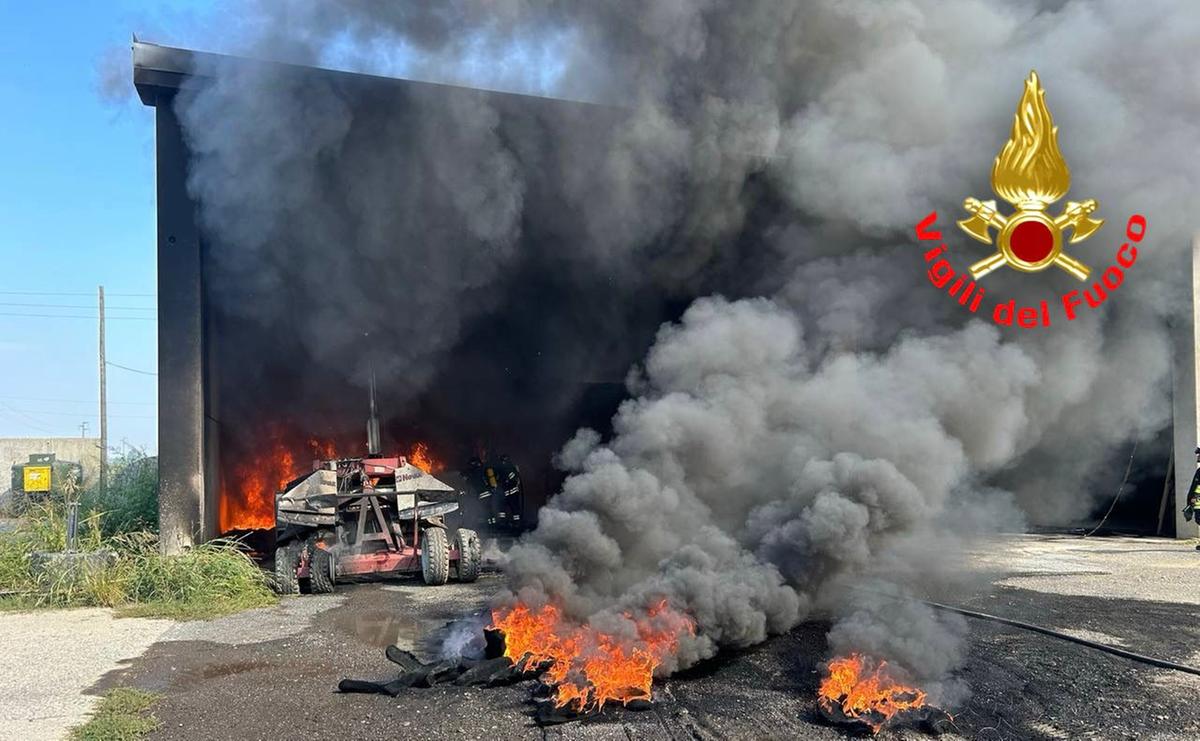 Guardamiglio, incendio nel capannone di una cascina: distrutti attrezzi agricoli Guardamiglio, incendio nel capannone di una cascina: distrutti attrezzi agricoli