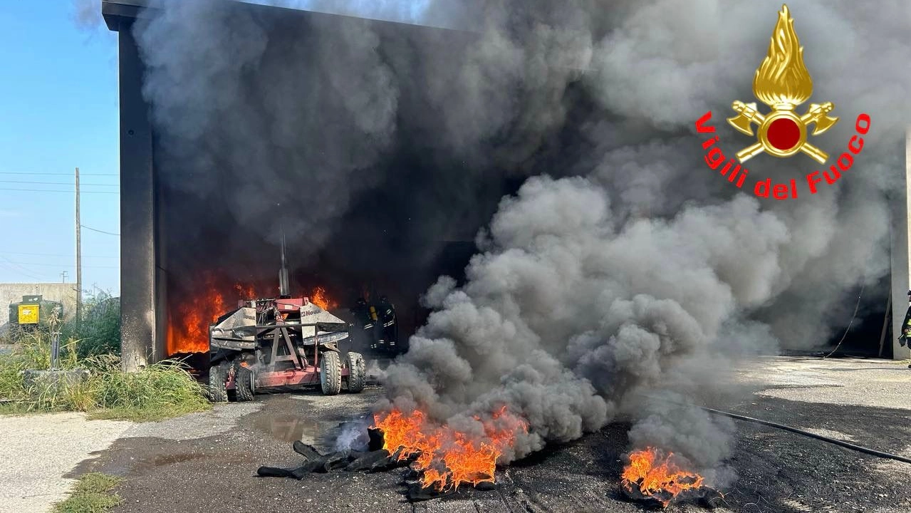Guardamiglio, incendio in un capannone agricolo di una cascina Guardamiglio, incendio in un capannone agricolo di una cascina