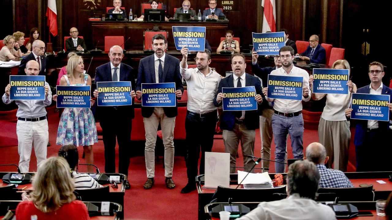 La protesta con cartelli da parte dei consiglieri dell’opposizione durante la seduta del consiglio comunale dopo l’inchiesta sull’urbanistica a Palazzo Marino a MilanoN14AK3A