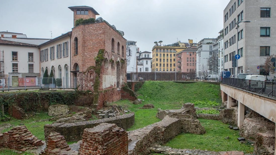 Per più di un secolo Mediolanum fu capitale dell’Impero Romano d’Occidente: prima di trasferirsi in città, nel 286 dC, l’imperatore... Per più di un secolo Mediolanum fu capitale dell’Impero Romano d’Occidente: prima di trasferirsi in città, nel 286 dC, l’imperatore...