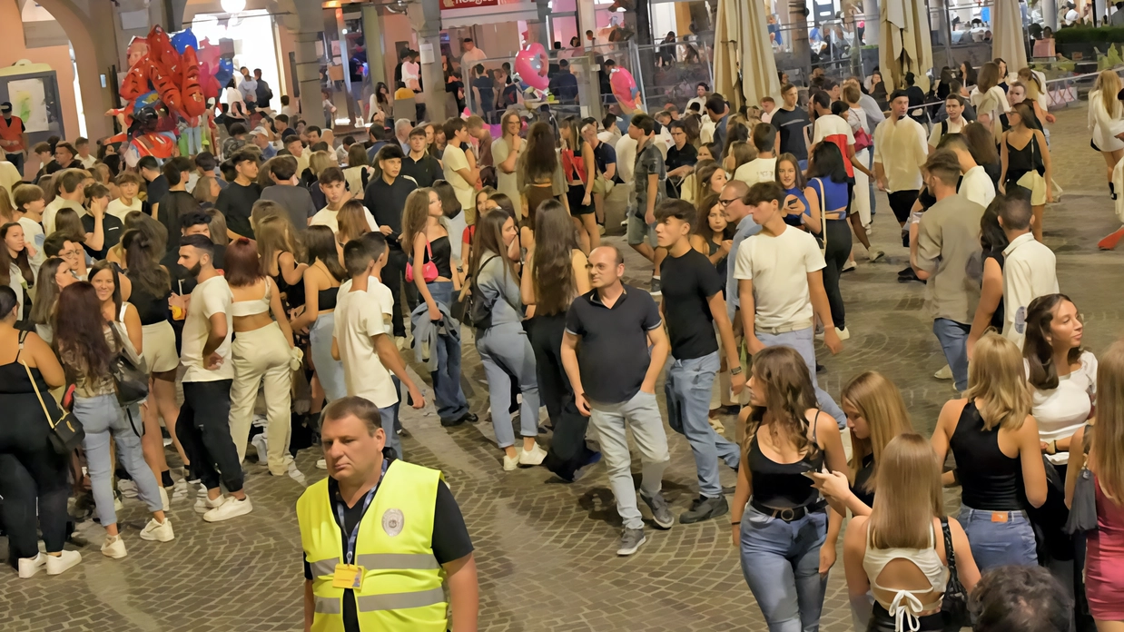 Vigilanti privati sorveglieranno i 27mila universitari che a Pavia partecipano alla vita notturna. Fungendo da deterrenti, inoltreranno alle forze dell’ordine segnalazioni di persona o via telefono.