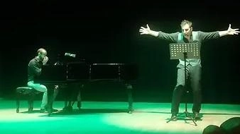 Gli attori della compagnia Hesperia in scena al Bloom: Simone Mauri sarà accompagnato al pianoforte da Matteo Cecchet
