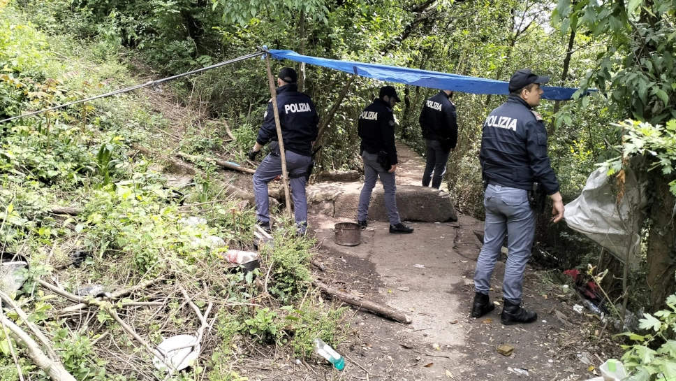 Gli agenti della Mobile di Lecco e dell'Anticrimine di Milano hanno smantellato alcuni bivacchi e recuperato dosi di eroina e cocaina