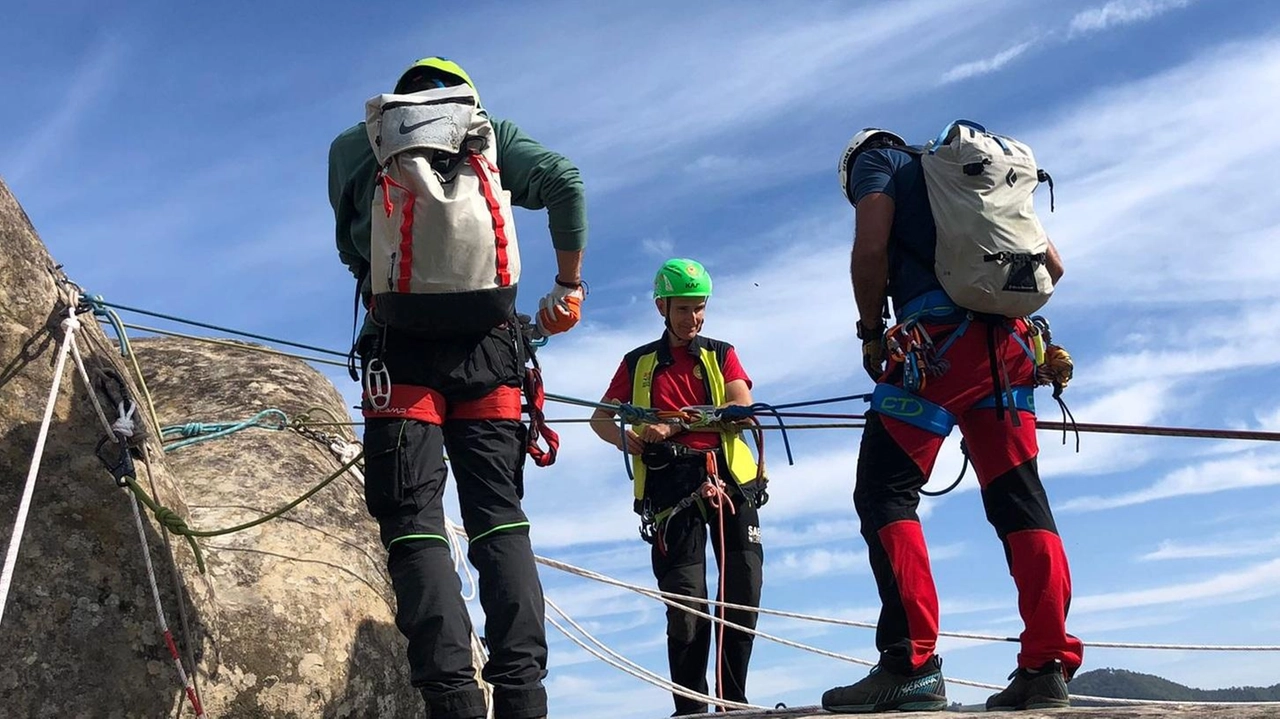 PASSO DEL MORTIROLO (Brescia) Ancora un’operazione di salvataggio per il Soccorso Alpino e Speleologico Lombardo e per la V Delegazione Bresciana... PASSO DEL MORTIROLO (Brescia) Ancora un’operazione di salvataggio per il Soccorso Alpino e Speleologico Lombardo e per la V Delegazione Bresciana...