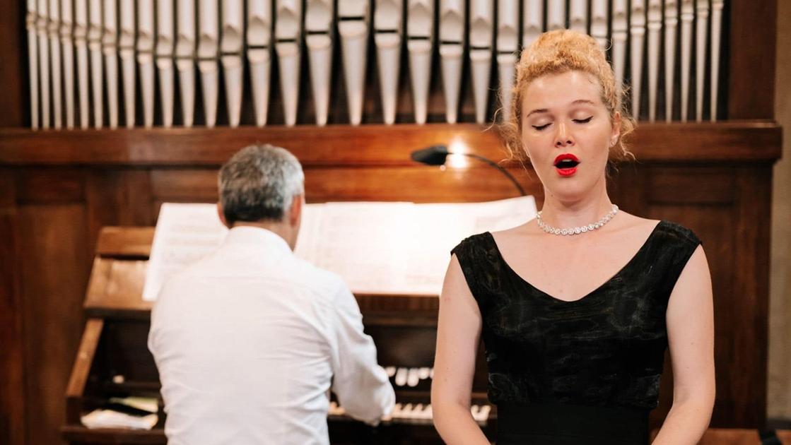 Omaggio alla canzone napoletana con il soprano Sofia Maria Riva Omaggio alla canzone napoletana con il soprano Sofia Maria Riva