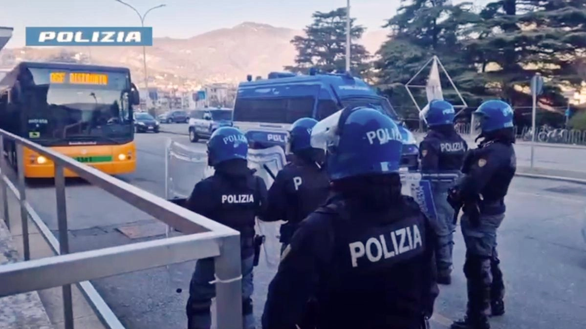 Le forze di polizia hanno impedito che il gruppo raggiungesse la strada dove si trovavano i bus monzesi