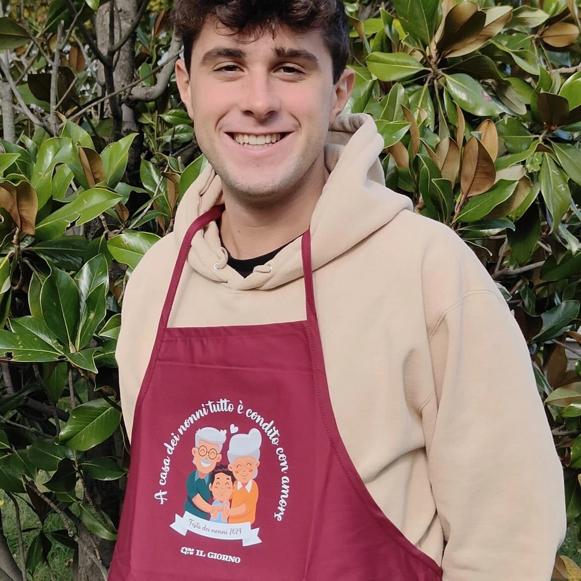 In esclusiva, con l’abbonamento in regalo l’originale grembiule da cucina con la scritta "A casa dei nonni tutto è condito con amore"