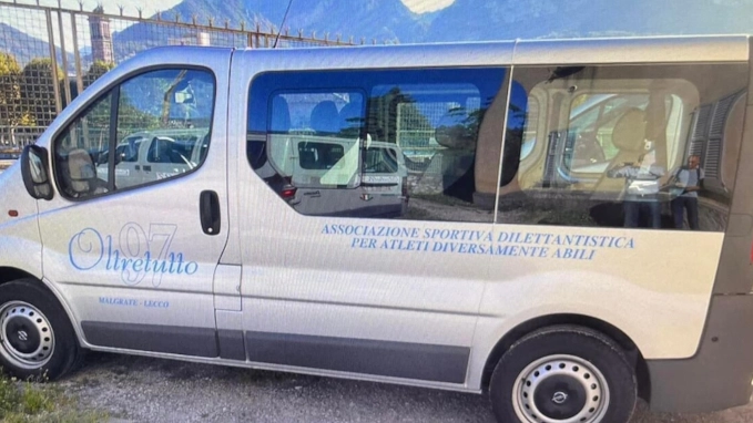 Il veicolo rubato e cosparso di benzina Il veicolo rubato e cosparso di benzina