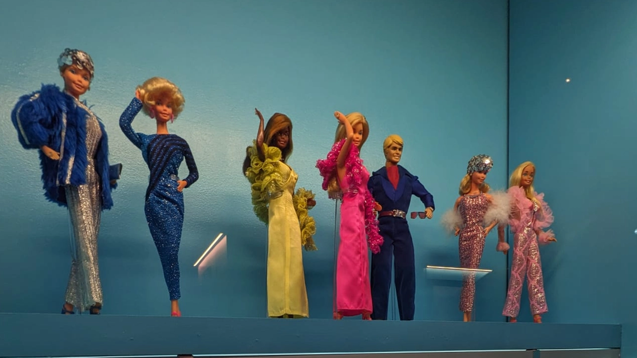 Barbie regina del ballo alla mostra 'Barbie: A Cultural Icon Exhibition'
