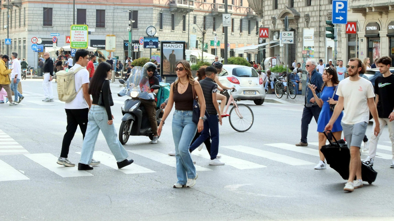 Pedoni in corso Buenos Aires L’arteria dello shopping Pedoni in corso Buenos Aires L’arteria dello shopping