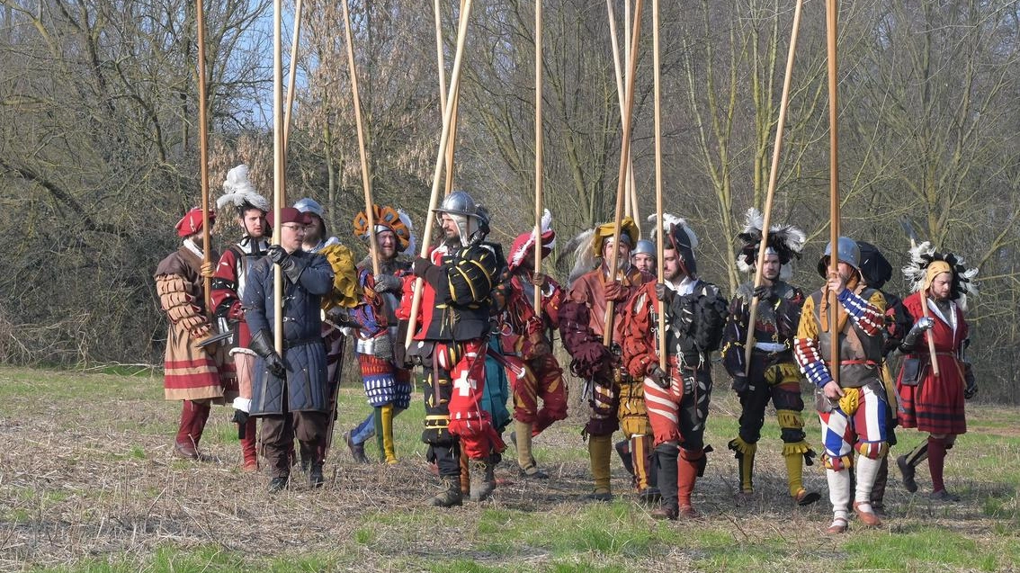 Grande ritorno sul territorio di Lonato del Garda della Confraternita del Lupo, il gruppo di appassionati di rievocazione storica medievale... Grande ritorno sul territorio di Lonato del Garda della Confraternita del Lupo, il gruppo di appassionati di rievocazione storica medievale...