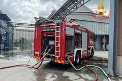 I vigili del fuoco a lavoro nell'azienda di Brugherio teatro dell'esplosione mortale