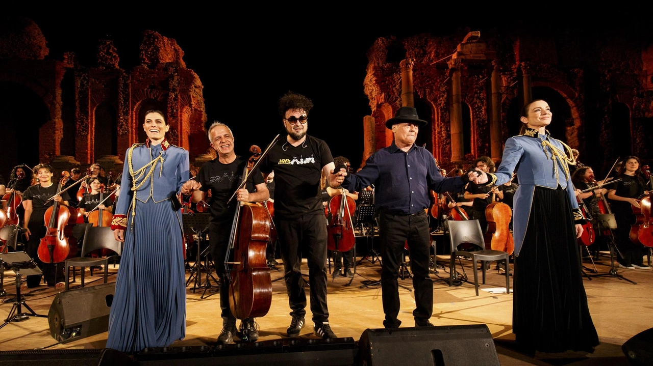 Enrico Melozzi (al centro) con i 100 Cellos, protagonisti domani alla Scala