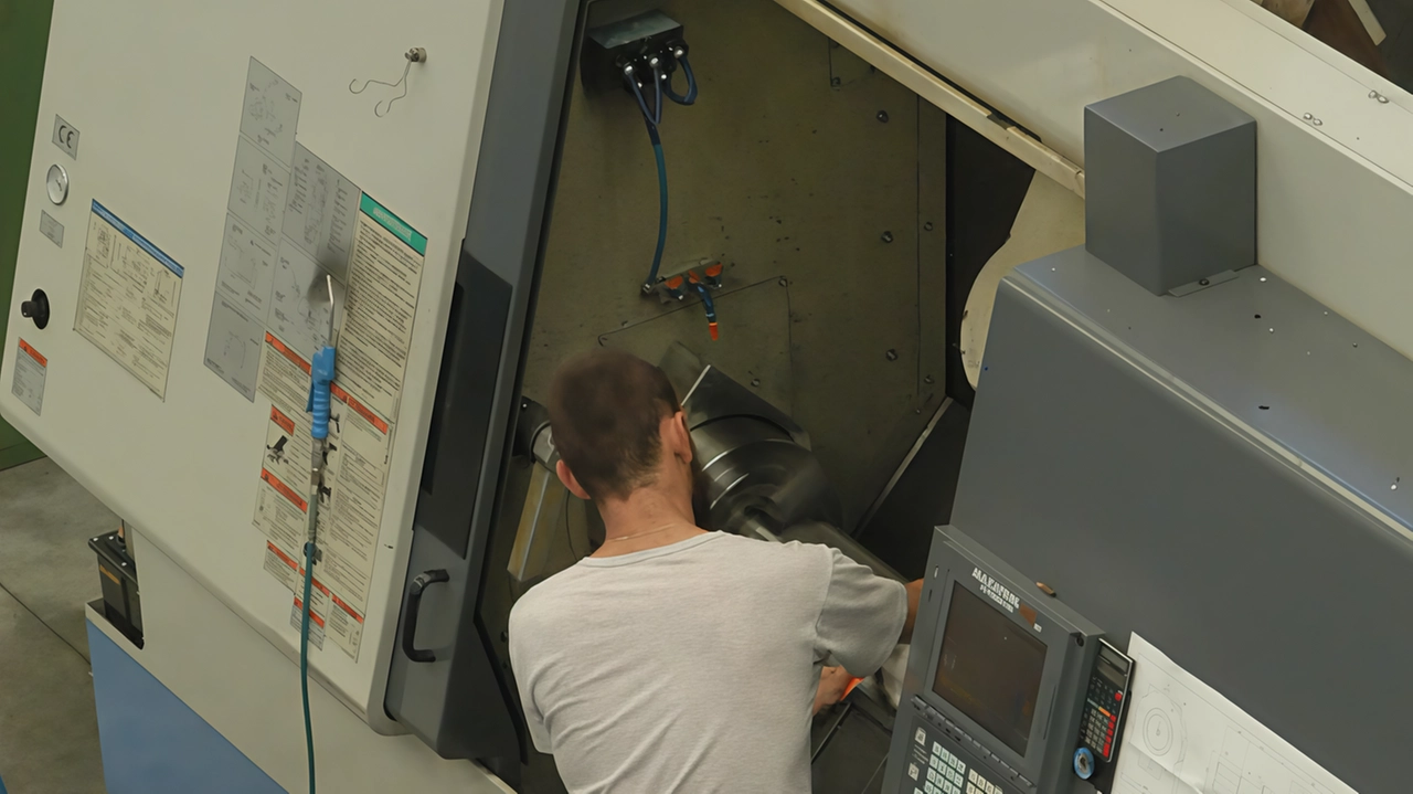 Un addetto al lavoro in un’azienda metalmeccanica tra i settori che faticano Fanno meglio invece manifattura, servizi e turismo Un addetto al lavoro in un’azienda metalmeccanica tra i settori che faticano Fanno meglio invece manifattura, servizi e turismo