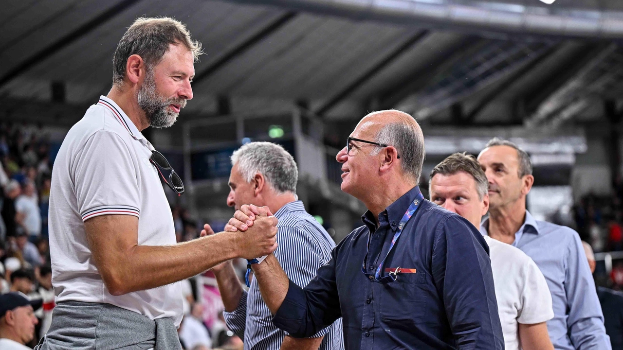 Giacomo Galanda, a sinistra, insieme al presidente di LegaBasket Umberto Gandini Giacomo Galanda, a sinistra, insieme al presidente di LegaBasket Umberto Gandini