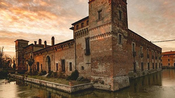 Riapre martedì 26 agosto il Castello di Padernello, nel terriotorio di Borgo San Giacomo, al confine tra le province...
