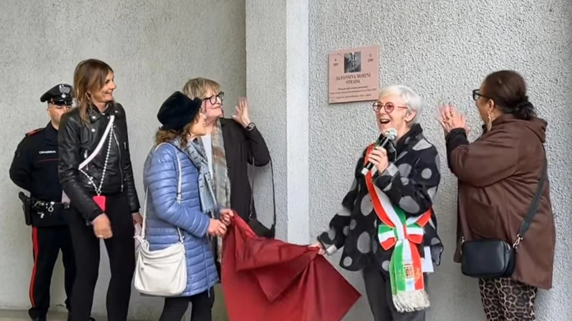 Una targa per Alfonsina Strada al cimitero di Cusano Milanino. "Un omaggio sentito e doveroso a una donna straordinaria, che...