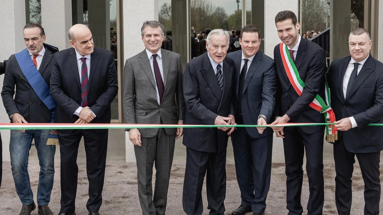 Il taglio del nastro con i vertici aziendali, il presidente di Assolombarda e il sindaco