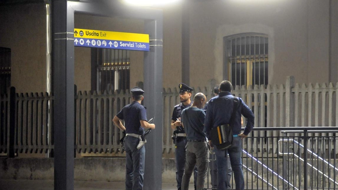 Controlli notturni degli agenti della polizia sulla banchina della stazione di Melegnano (Canali) Controlli notturni degli agenti della polizia sulla banchina della stazione di Melegnano (Canali)