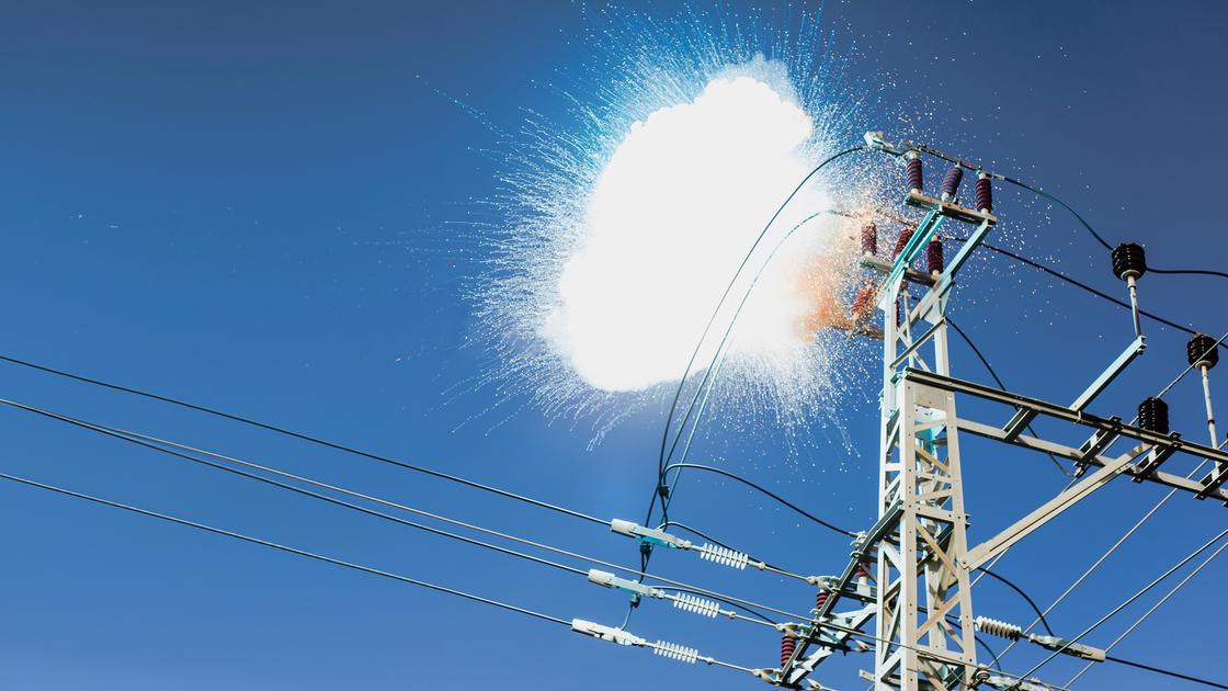 esplosione a cazzago cede un cavo dell alta tensione blackout incendi e disagi in franciacorta