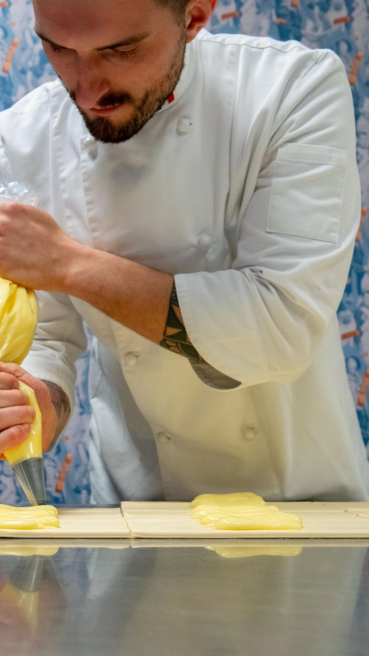 Un pasticcere di Égalité mentre prepara i pain suisse