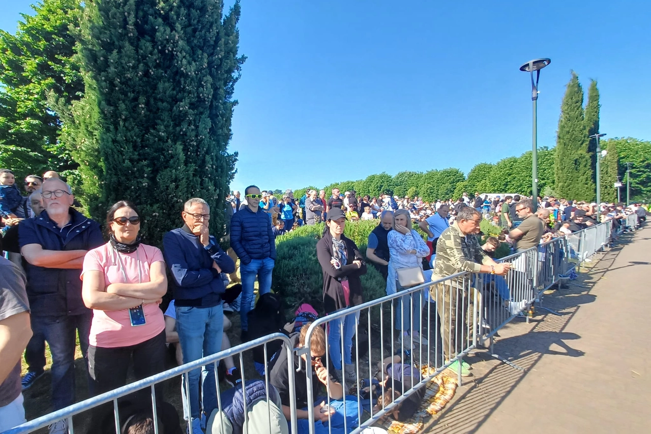 Il pubblico dietro le transenne attende l'esibizione delle Frecce Tricolori