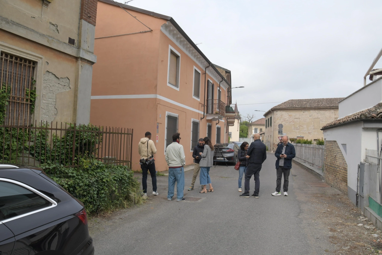Le perquisizioni in corso da parte dei carabinieri nell'abitazione di Andrea Sempio, indagato dalla Procura di Pavia
