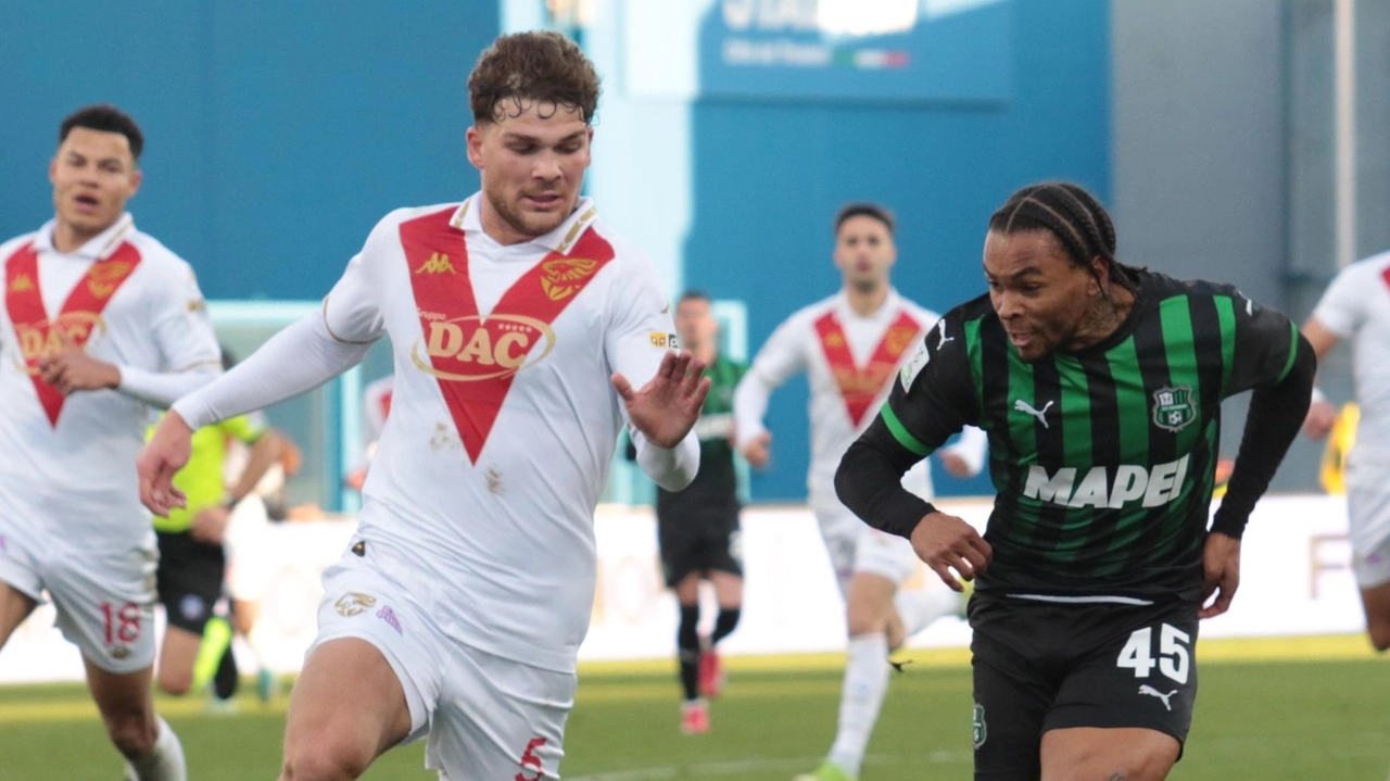 Il Sassuolo segna una volta per tempo, Maran alla prima sconfitta dopo il ritorno. Alle Rondinelle non basta una buona prestazione per reggere l’urto. Il Sassuolo segna una volta per tempo, Maran alla prima sconfitta dopo il ritorno. Alle Rondinelle non basta una buona prestazione per reggere l’urto.