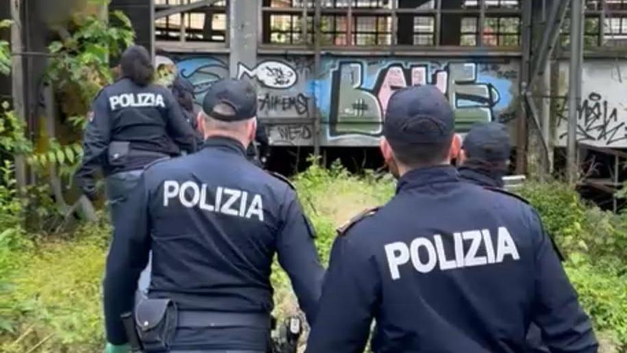 Como: lucchetti divelti e ingressi forzati, la polizia trova tre senzatetto nell’ex stamperia Como: lucchetti divelti e ingressi forzati, la polizia trova tre senzatetto nell’ex stamperia