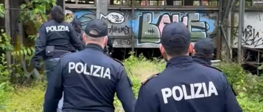 Como: lucchetti divelti e ingressi forzati, la polizia trova tre senzatetto nell’ex stamperia