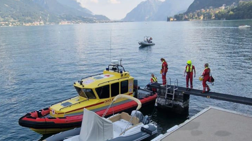 L'idroambulanza impiegata per il trasporto del piccolo turista canadese al Manzoni L'idroambulanza impiegata per il trasporto del piccolo turista canadese al Manzoni