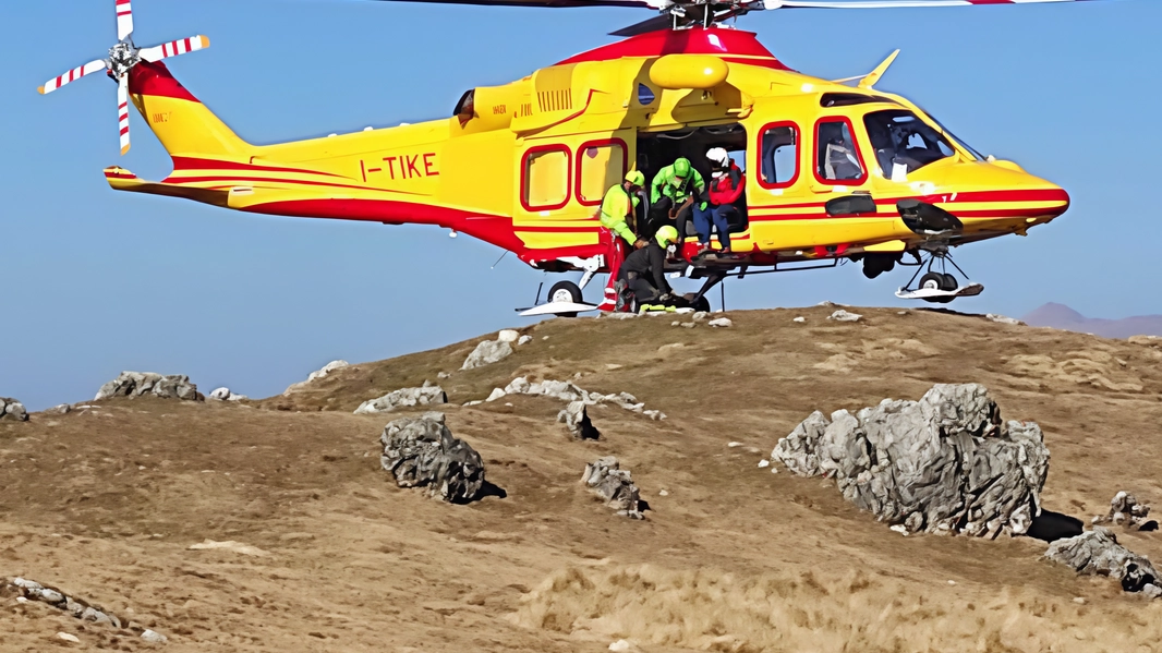 L’uomo è stato immobilizzato stabilizzato e poi trasportato all’ospedale Niguarda
