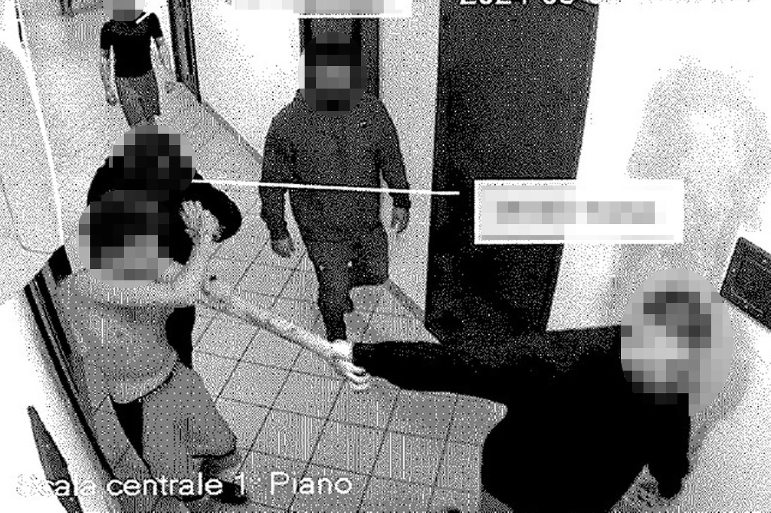 Fotogramma di una delle aggressioni registrate dalle telecamere: il ragazzo tirato per un braccio