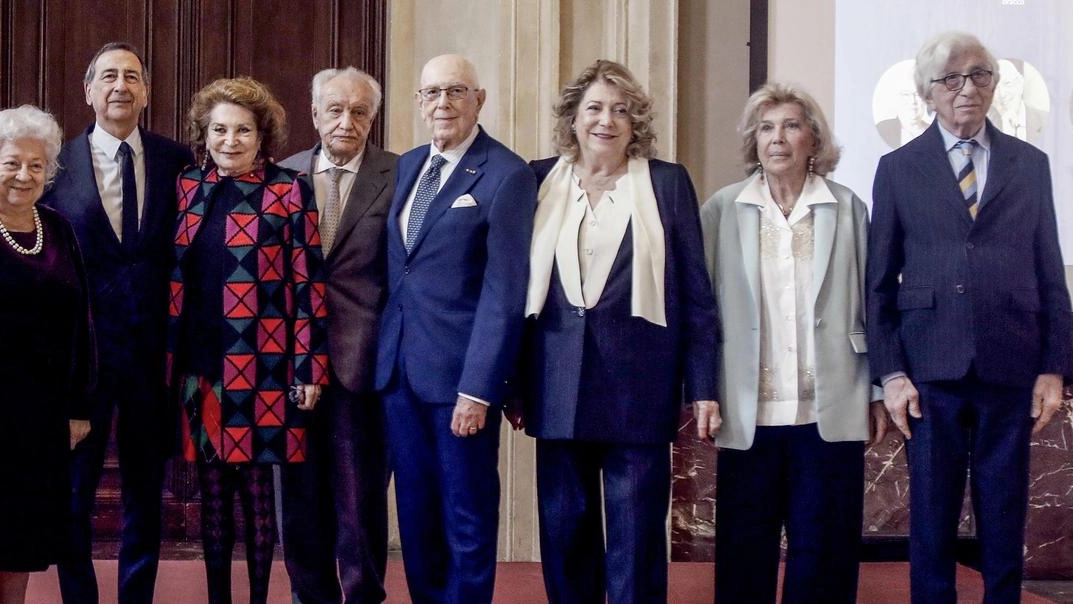 Foto di gruppo per il sindaco Giuseppe Sala e i cittadini premiati con il riconoscimento “Una Grande Vita“ Foto di gruppo per il sindaco Giuseppe Sala e i cittadini premiati con il riconoscimento “Una Grande Vita“