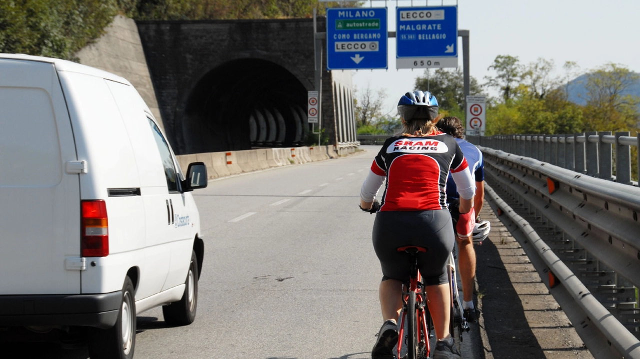 Ciclisti sulla statale 36, l’azzardo mortale di tre sportivi. Il campione di triathlon Ivan Risti: “sbagliato ma non hanno alternative”