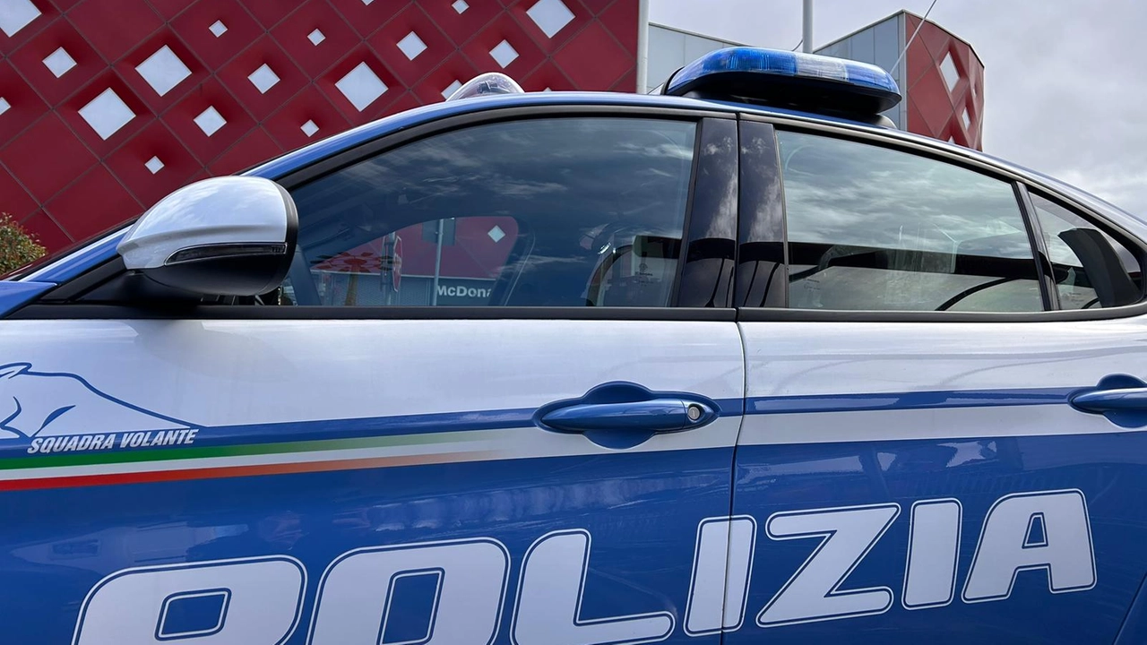 La pattuglia della polizia davanti al centro commerciale di Tavernola La pattuglia della polizia davanti al centro commerciale di Tavernola