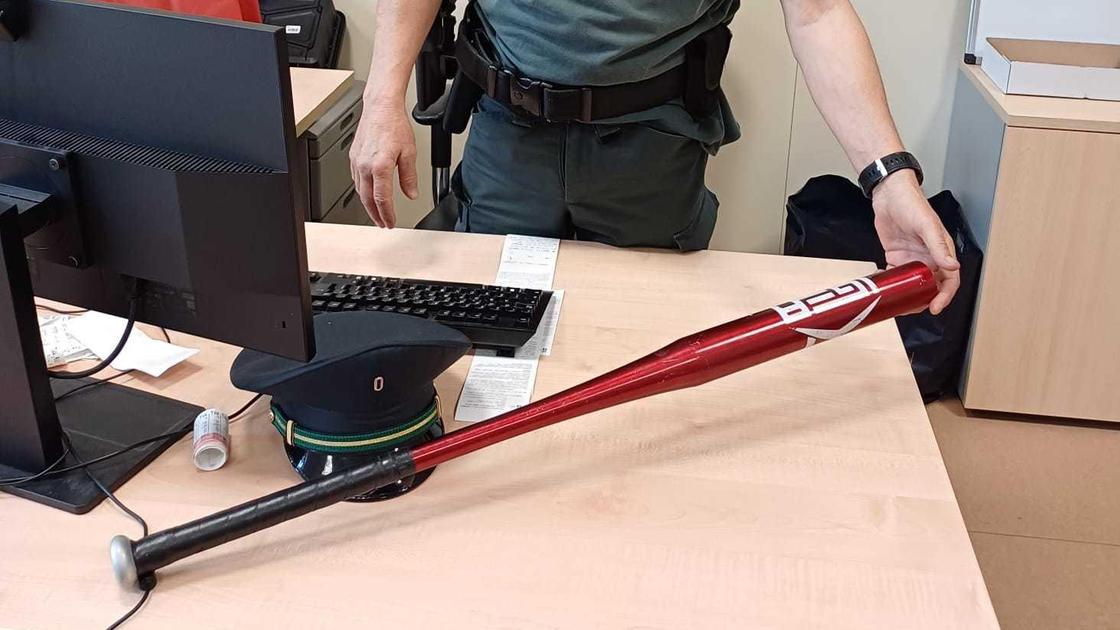 Gira in auto senza revisione e con una mazza da baseball