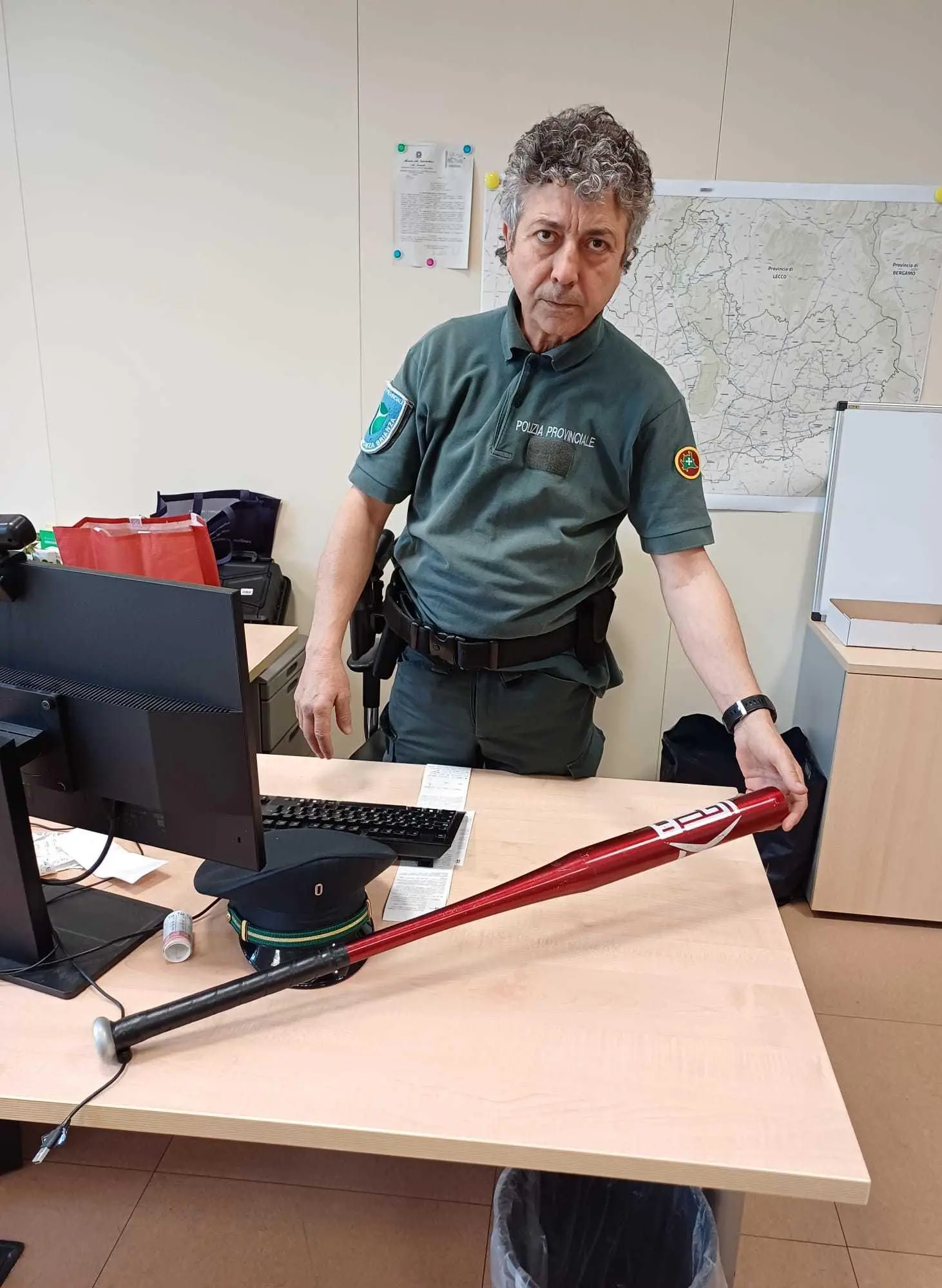 Gira in auto senza revisione e con una mazza da baseball