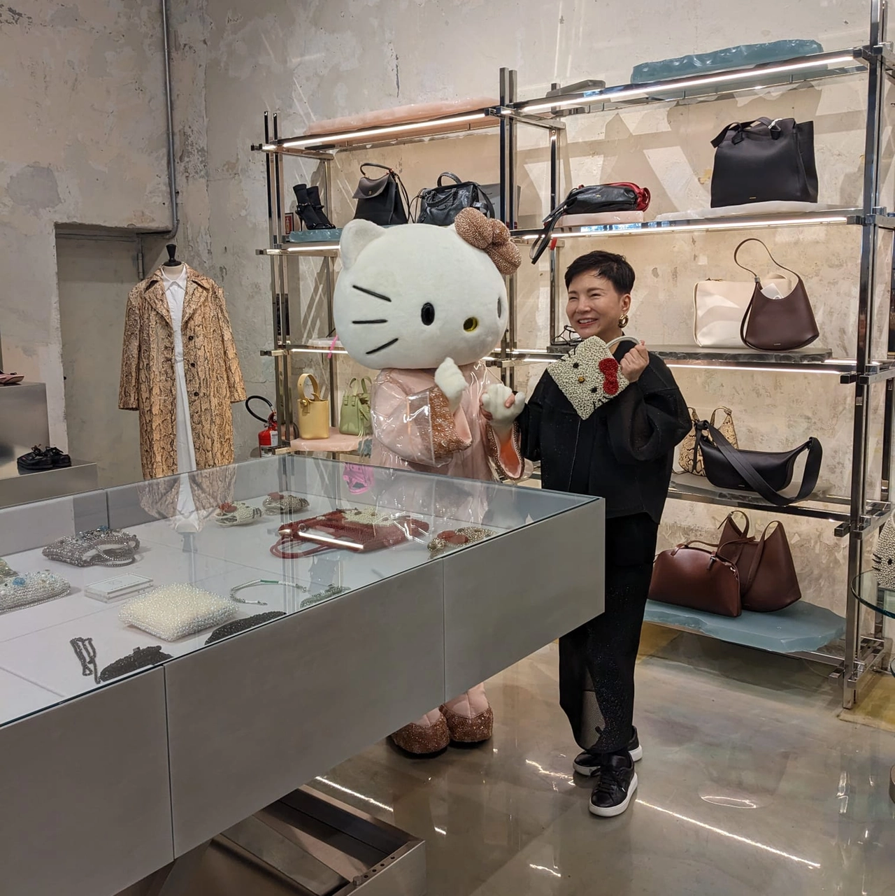 Izumi Ogino, fondatrice e direttrice creativa di Anteprima, incontra Hello Kitty nella boutique 10CorsoComo