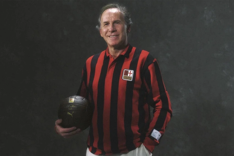 Il Capitano Franco Baresi, leggenda rossonera, con la maglia dei 125 anni